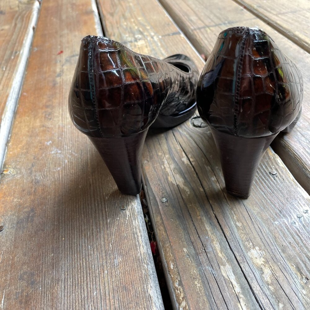 Euc Stuart Weitzman Cocoa Crocodile Patent Pumps … - image 4